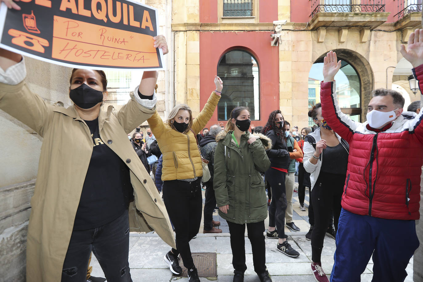 Los participantes en la protesta han marchado por las aceras hasta el centro de Gijón, después de que Delegación del Gobierno les prohibiera la manifestación. Durante la marcha, han recibido el apoyo de vecinos y otros colectivos también afectados por las medidas del Gobierno, como los repartidos de bebida.