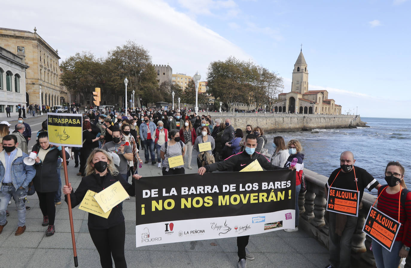 Los participantes en la protesta han marchado por las aceras hasta el centro de Gijón, después de que Delegación del Gobierno les prohibiera la manifestación. Durante la marcha, han recibido el apoyo de vecinos y otros colectivos también afectados por las medidas del Gobierno, como los repartidos de bebida.