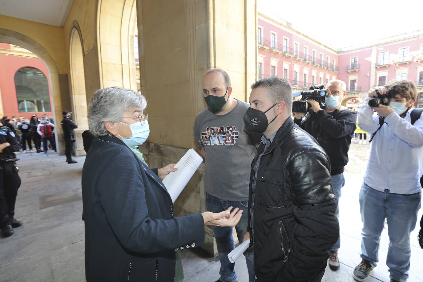 Los participantes en la protesta han marchado por las aceras hasta el centro de Gijón, después de que Delegación del Gobierno les prohibiera la manifestación. Durante la marcha, han recibido el apoyo de vecinos y otros colectivos también afectados por las medidas del Gobierno, como los repartidos de bebida.