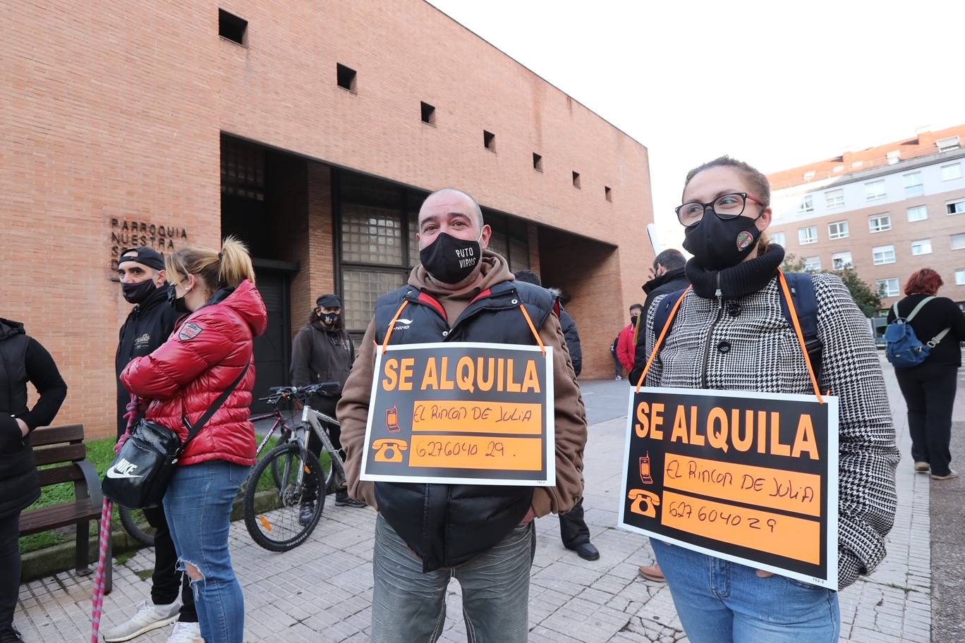 Los participantes en la protesta han marchado por las aceras hasta el centro de Gijón, después de que Delegación del Gobierno les prohibiera la manifestación. Durante la marcha, han recibido el apoyo de vecinos y otros colectivos también afectados por las medidas del Gobierno, como los repartidos de bebida.