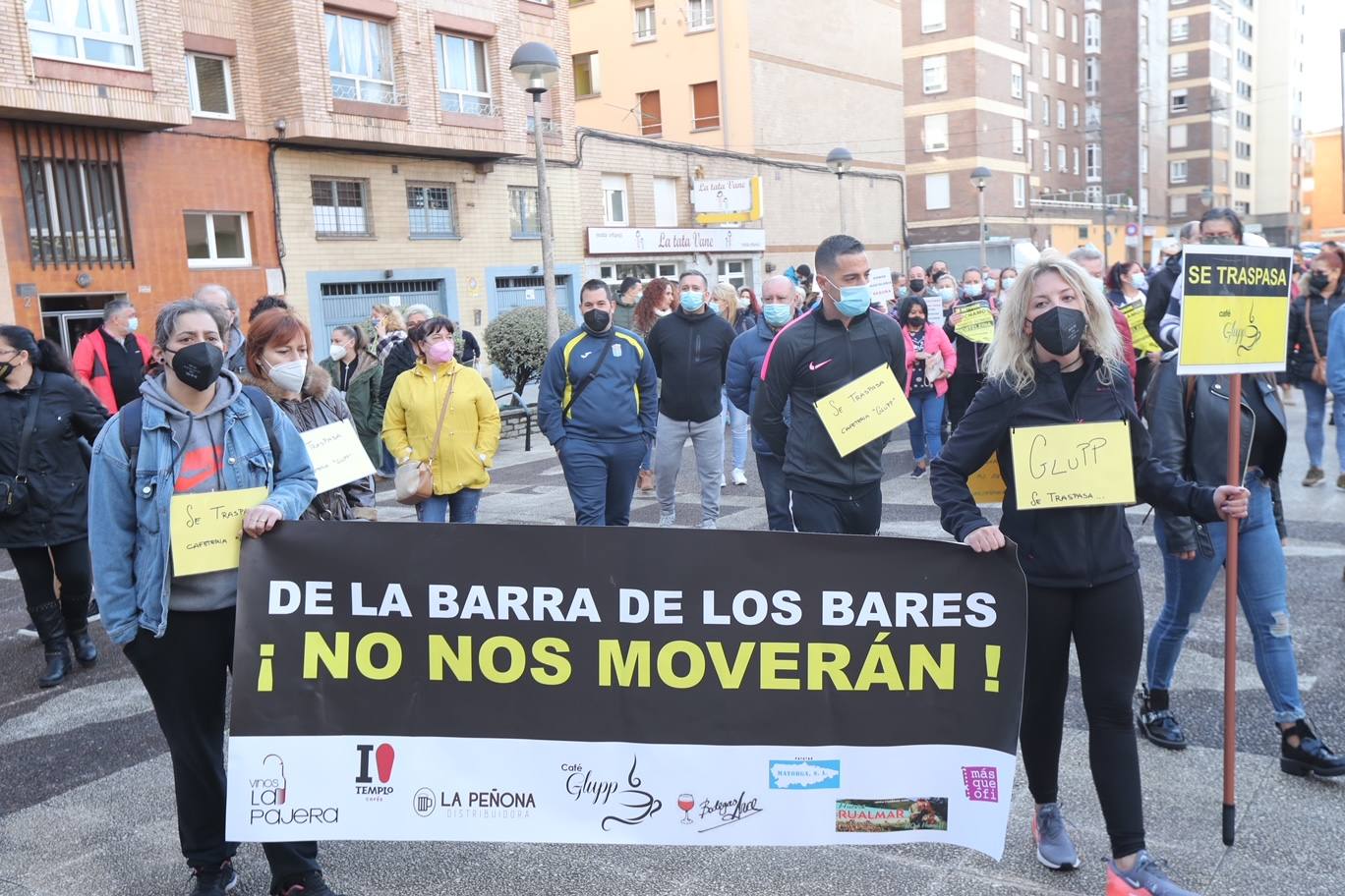 Los participantes en la protesta han marchado por las aceras hasta el centro de Gijón, después de que Delegación del Gobierno les prohibiera la manifestación. Durante la marcha, han recibido el apoyo de vecinos y otros colectivos también afectados por las medidas del Gobierno, como los repartidos de bebida.