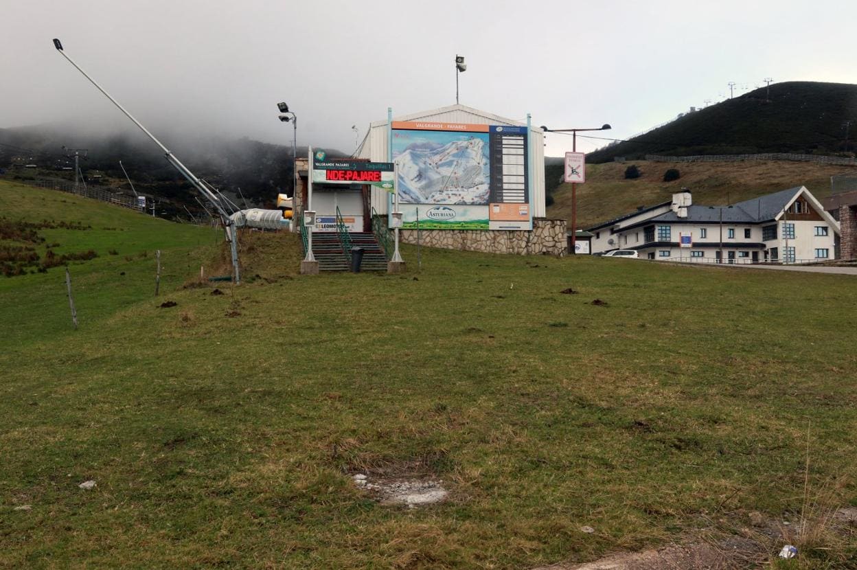 Aspecto que presentaba ayer la estación invernal de Valgrande-Pajares, en su parte baja. 