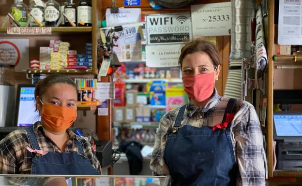 San Tirso de Abres. Joana Dorado y Clara González, empleada y propietaria del bar-tienda La Farrapa. 