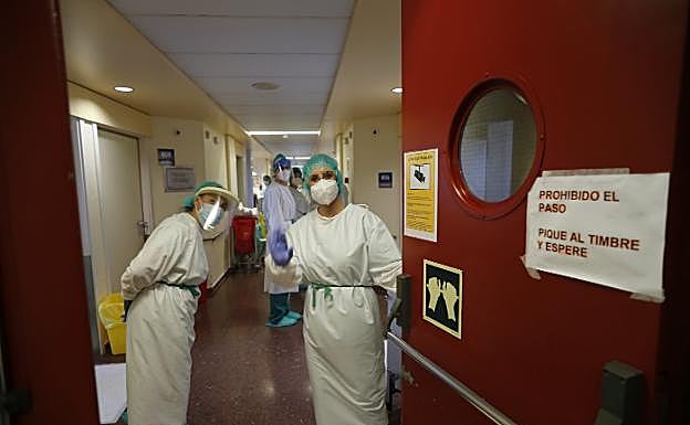Coronavirus en Asturias | La avalancha de ingresos lleva a los hospitales asturianos a una situación de «emergencia sanitaria»