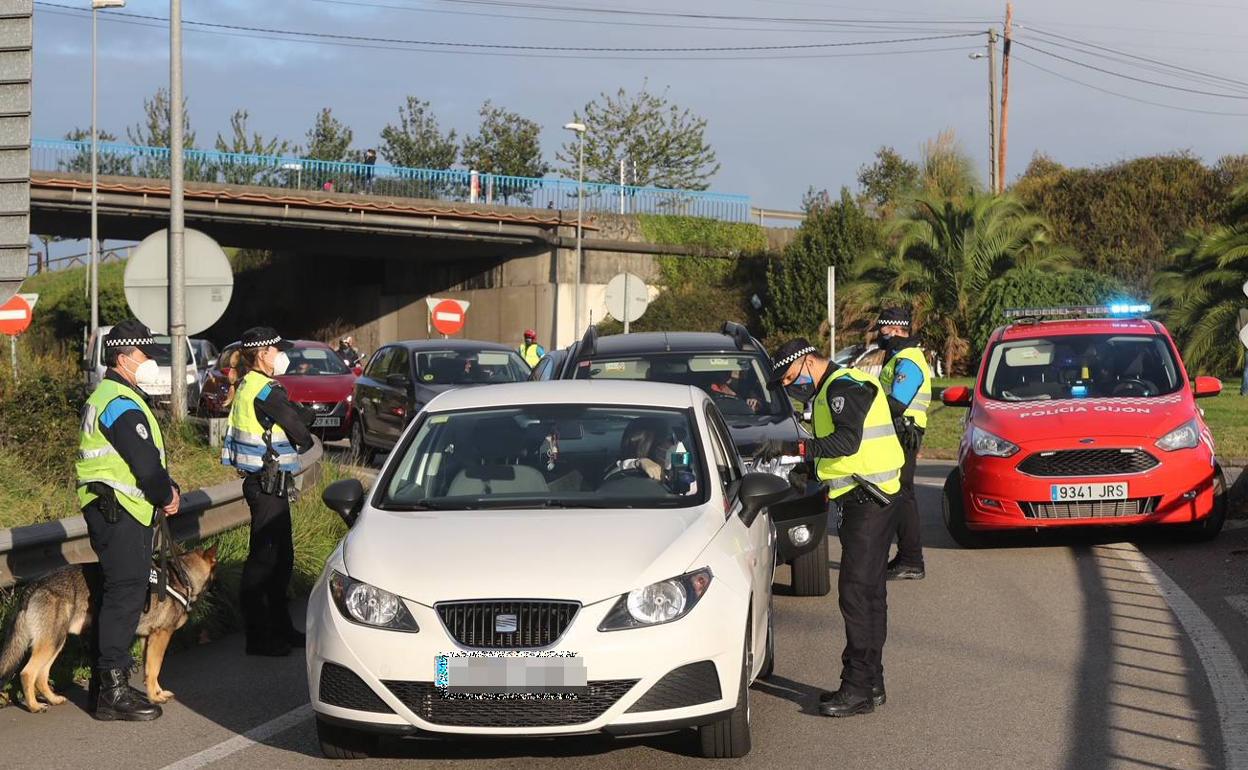 Controles policiales en El Llano, en Gijón.