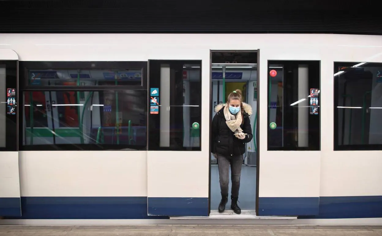 En el Metro de Madrid se palpa la tensión que los ciudadanos viven a pie de calle, con una desagradable bronca a cuenta del uso de la mascarilla 