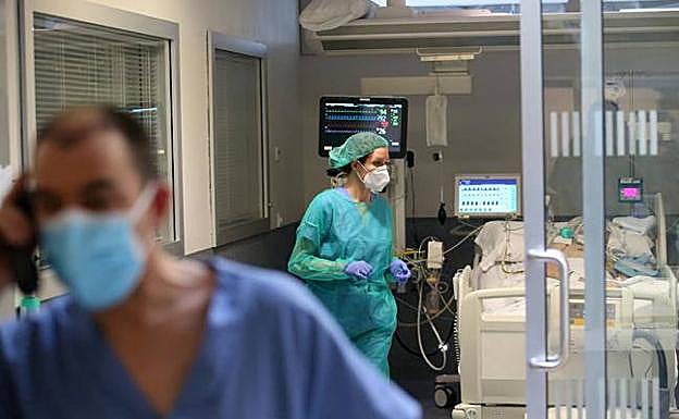 Repunte de contagios en Asturias: 333 casos positivos y cinco muertes y 82 hospitalizados, diez en UCI