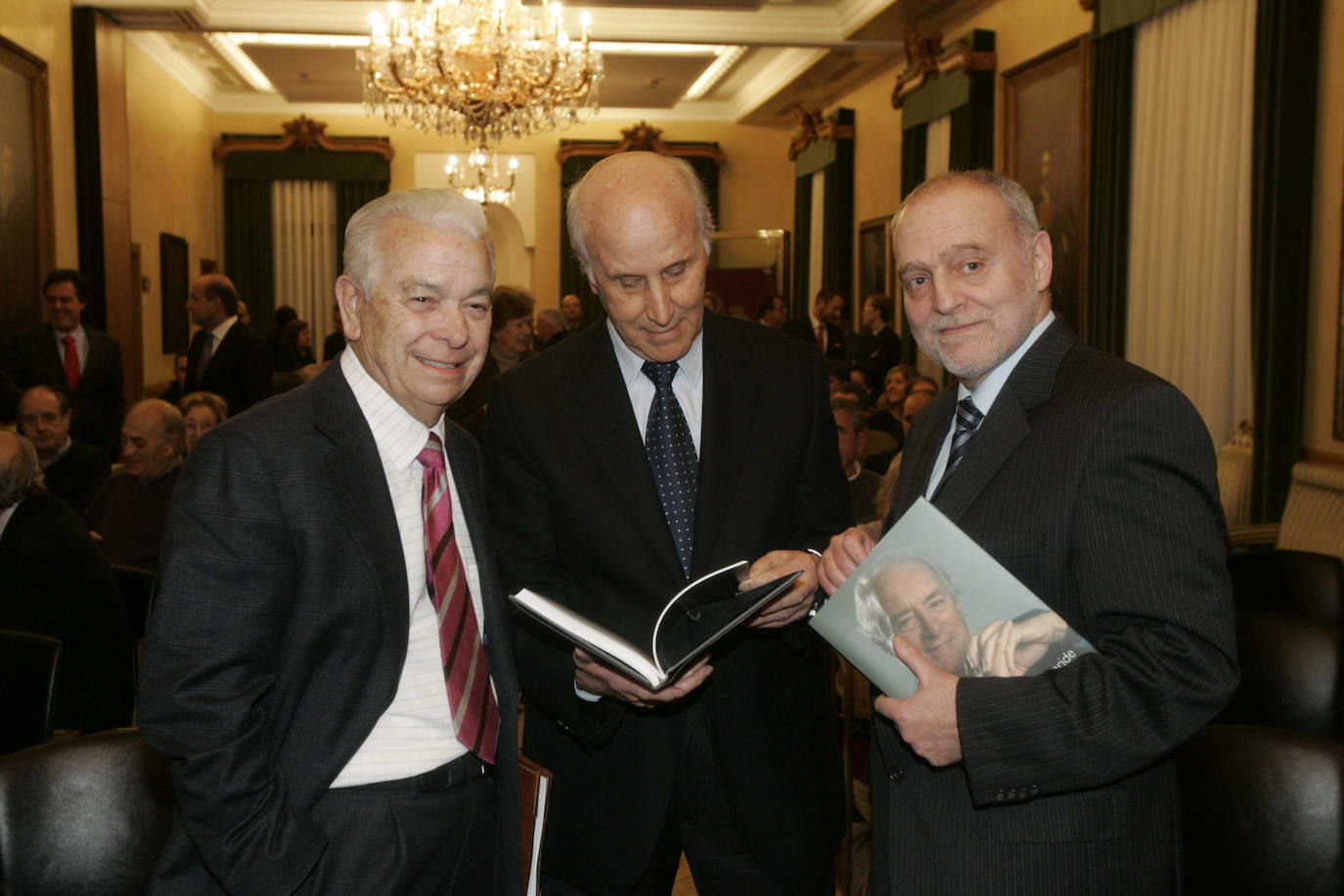 José Antonio Hevia Corte ha fallecido este jueves a los 88 años. Fue socio de Esmena, fundador de Ideas en Metal y presidente de honor de Esnova Racks. También fue relevante su actividad como mecenas y benefactor del Ateneo Jovellanos de Gijón. Precisamente, esta entidad (a la que donó su biblioteca de arte e historia de Asturias) le rindió tributo hace tres años por su entrega a la ciudad, que le homenajea con una calle. 