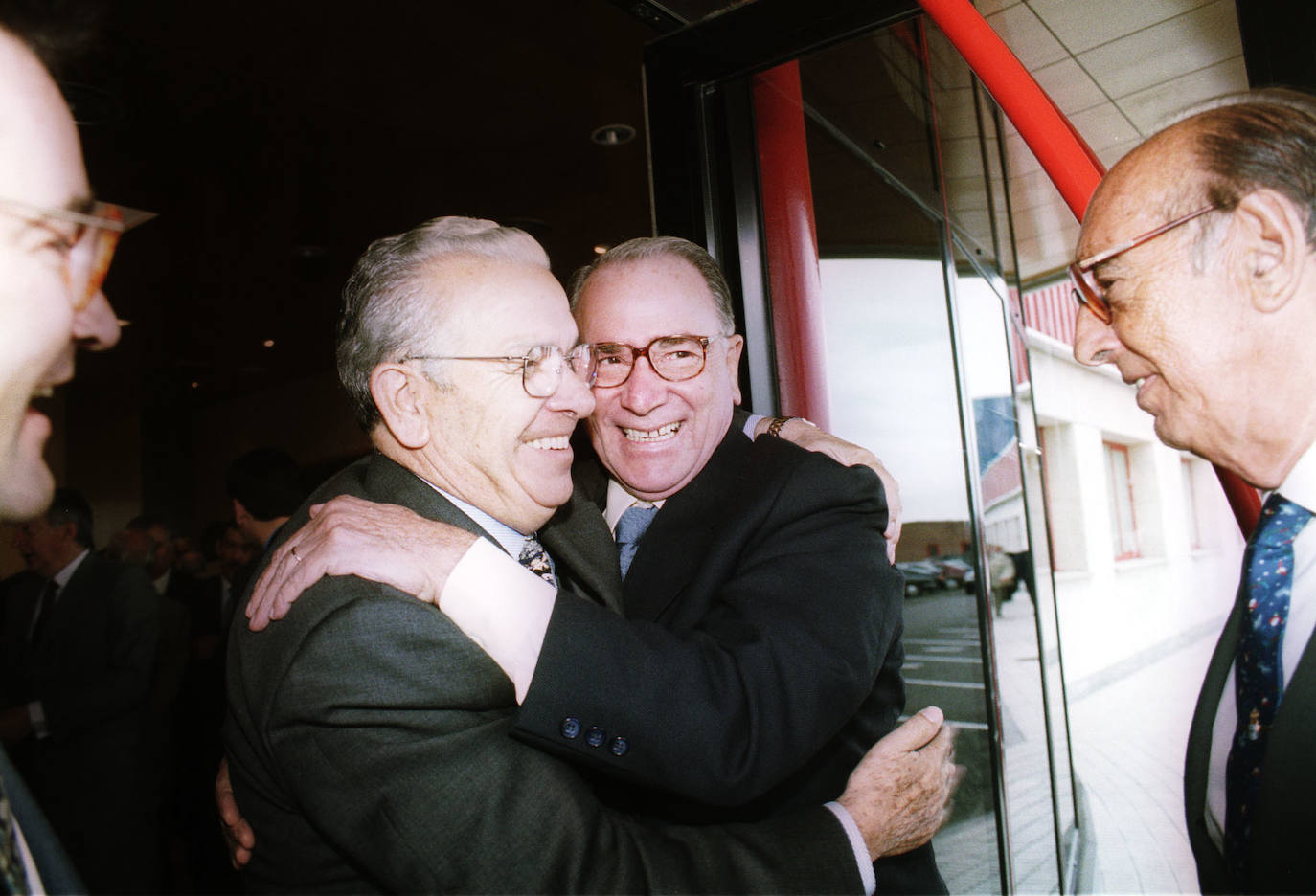 José Antonio Hevia Corte ha fallecido este jueves a los 88 años. Fue socio de Esmena, fundador de Ideas en Metal y presidente de honor de Esnova Racks. También fue relevante su actividad como mecenas y benefactor del Ateneo Jovellanos de Gijón. Precisamente, esta entidad (a la que donó su biblioteca de arte e historia de Asturias) le rindió tributo hace tres años por su entrega a la ciudad, que le homenajea con una calle. 