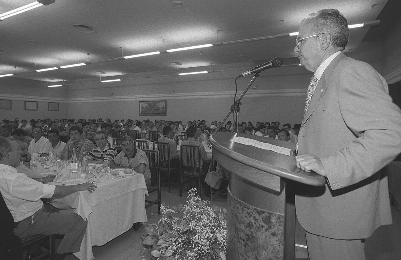 José Antonio Hevia Corte ha fallecido este jueves a los 88 años. Fue socio de Esmena, fundador de Ideas en Metal y presidente de honor de Esnova Racks. También fue relevante su actividad como mecenas y benefactor del Ateneo Jovellanos de Gijón. Precisamente, esta entidad (a la que donó su biblioteca de arte e historia de Asturias) le rindió tributo hace tres años por su entrega a la ciudad, que le homenajea con una calle. 