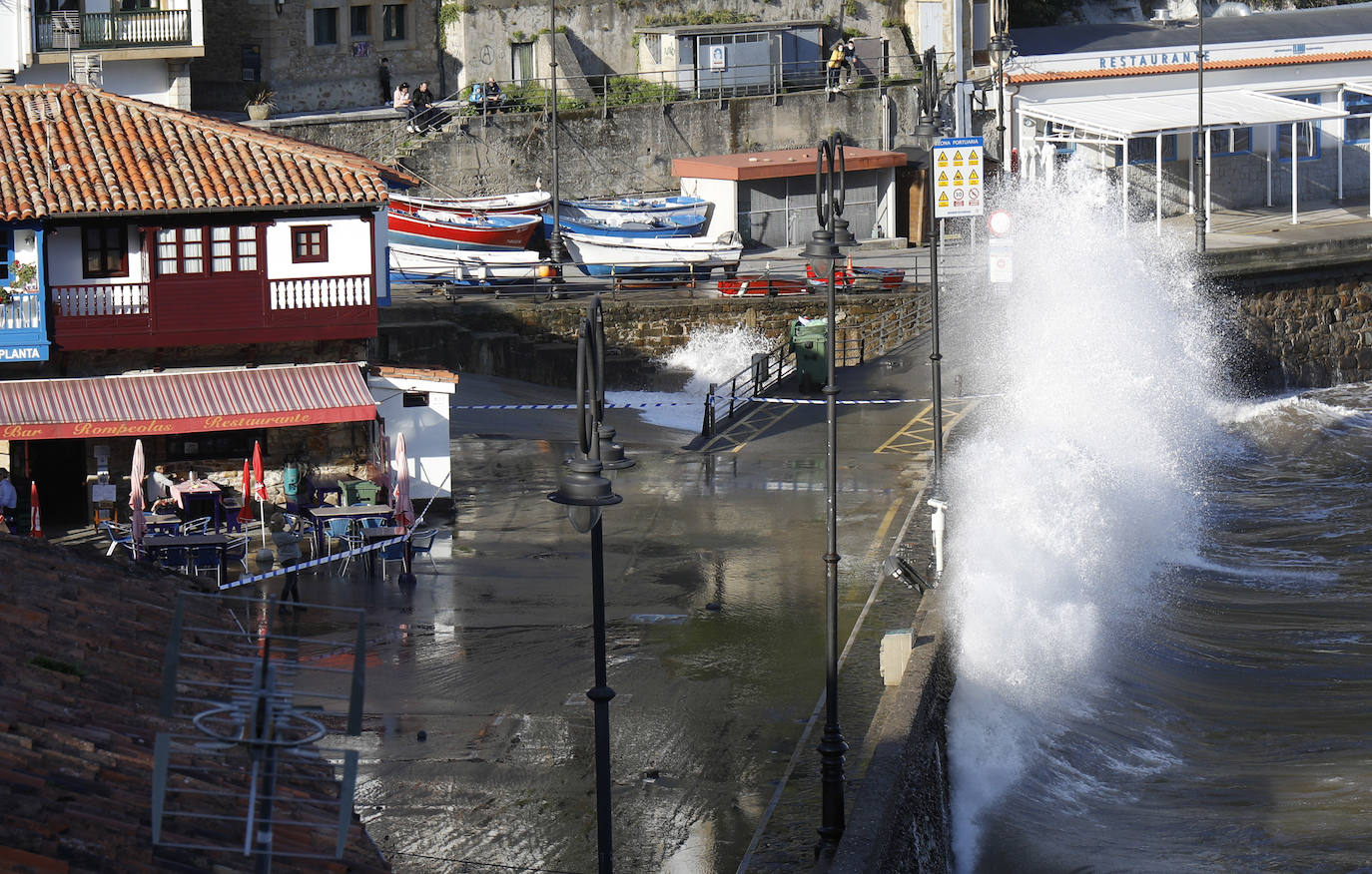 El fuerte oleaje registrado este jueves en Asturias levantó mucha expectación. Muchos curiosos se acercaron hasta la costa para comprobar olas de hasta siete metros. En algunos lugares del Principado llegaron a provocar daños en embarcaciones