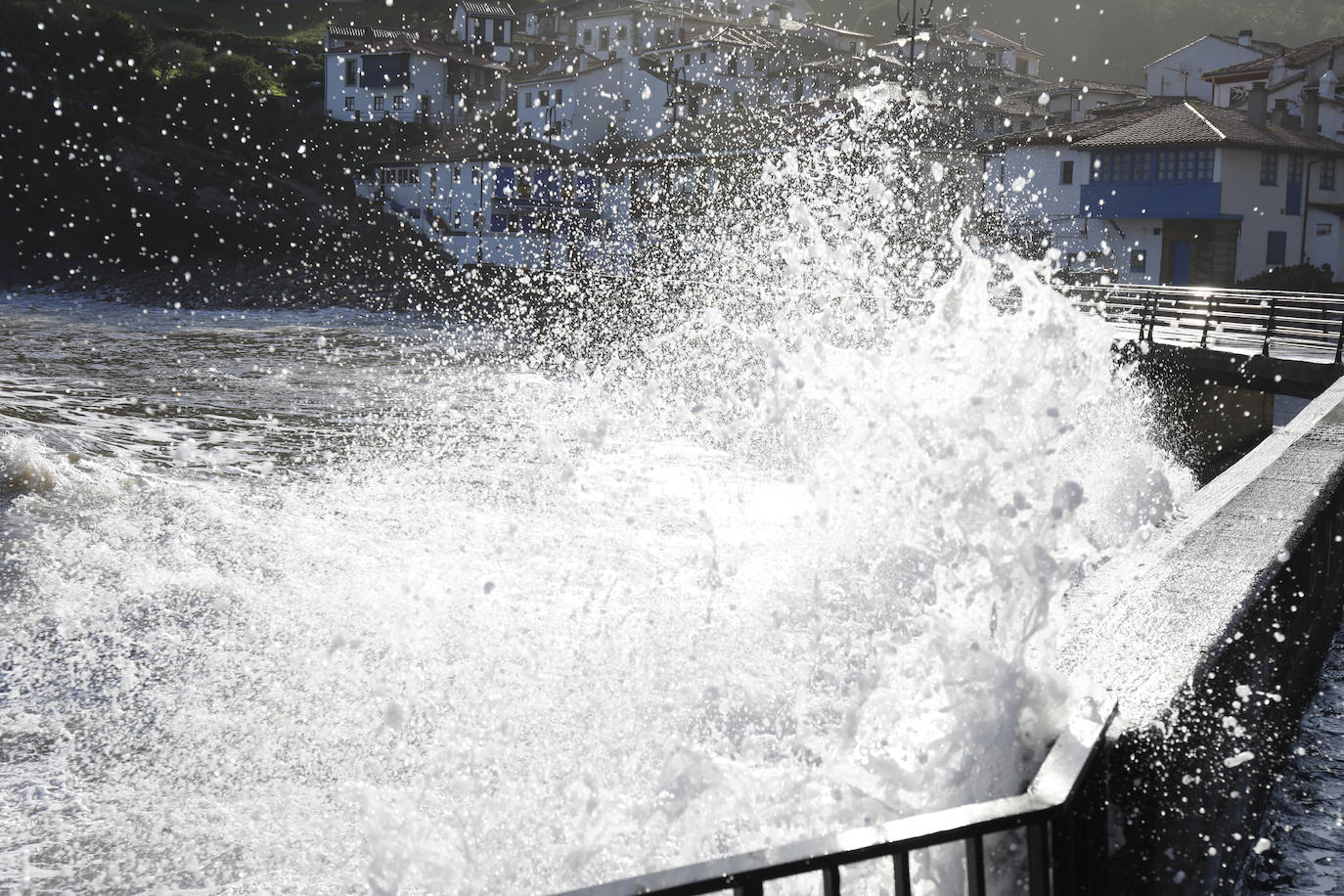El fuerte oleaje registrado este jueves en Asturias levantó mucha expectación. Muchos curiosos se acercaron hasta la costa para comprobar olas de hasta siete metros. En algunos lugares del Principado llegaron a provocar daños en embarcaciones