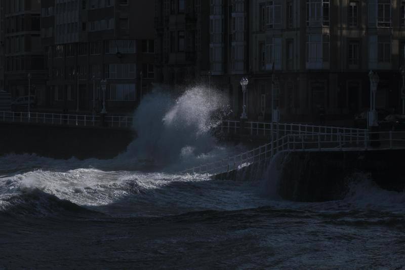 El fuerte oleaje registrado este jueves en Asturias levantó mucha expectación. Muchos curiosos se acercaron hasta la costa para comprobar olas de hasta siete metros. En algunos lugares del Principado llegaron a provocar daños en embarcaciones