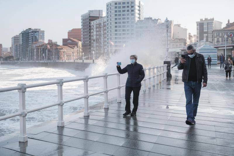 El fuerte oleaje registrado este jueves en Asturias levantó mucha expectación. Muchos curiosos se acercaron hasta la costa para comprobar olas de hasta siete metros. En algunos lugares del Principado llegaron a provocar daños en embarcaciones