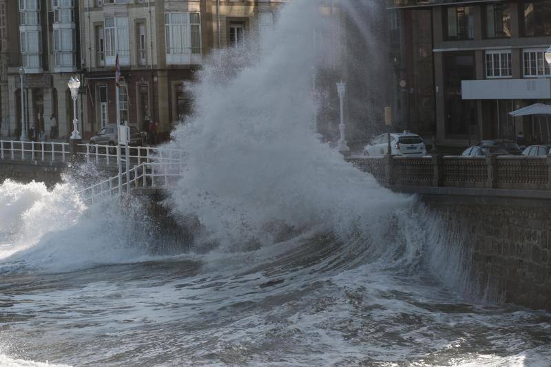 El fuerte oleaje registrado este jueves en Asturias levantó mucha expectación. Muchos curiosos se acercaron hasta la costa para comprobar olas de hasta siete metros. En algunos lugares del Principado llegaron a provocar daños en embarcaciones