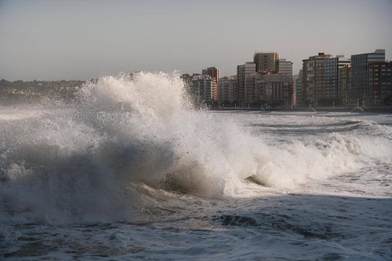 El fuerte oleaje registrado este jueves en Asturias levantó mucha expectación. Muchos curiosos se acercaron hasta la costa para comprobar olas de hasta siete metros. En algunos lugares del Principado llegaron a provocar daños en embarcaciones