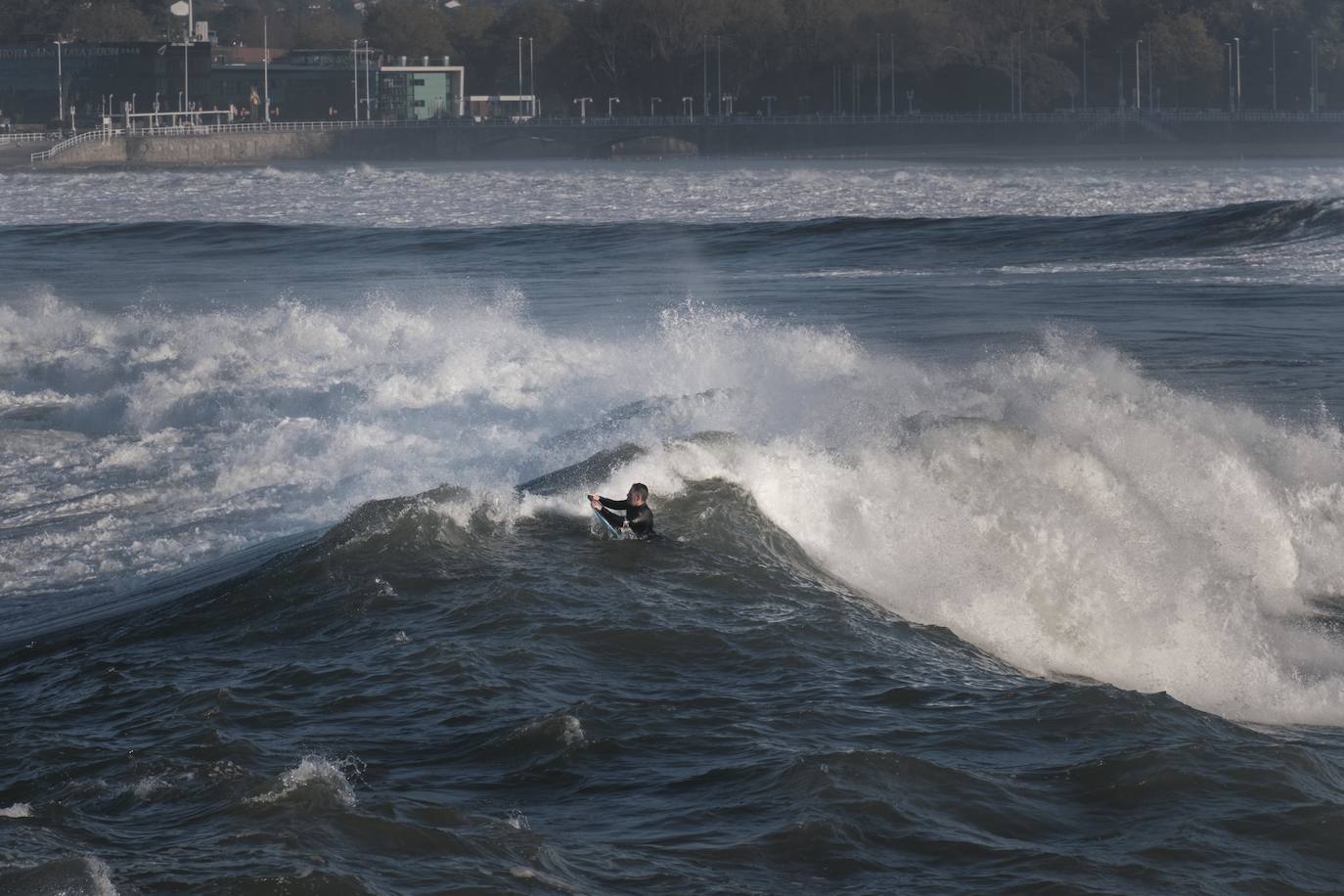El fuerte oleaje registrado este jueves en Asturias levantó mucha expectación. Muchos curiosos se acercaron hasta la costa para comprobar olas de hasta siete metros. En algunos lugares del Principado llegaron a provocar daños en embarcaciones