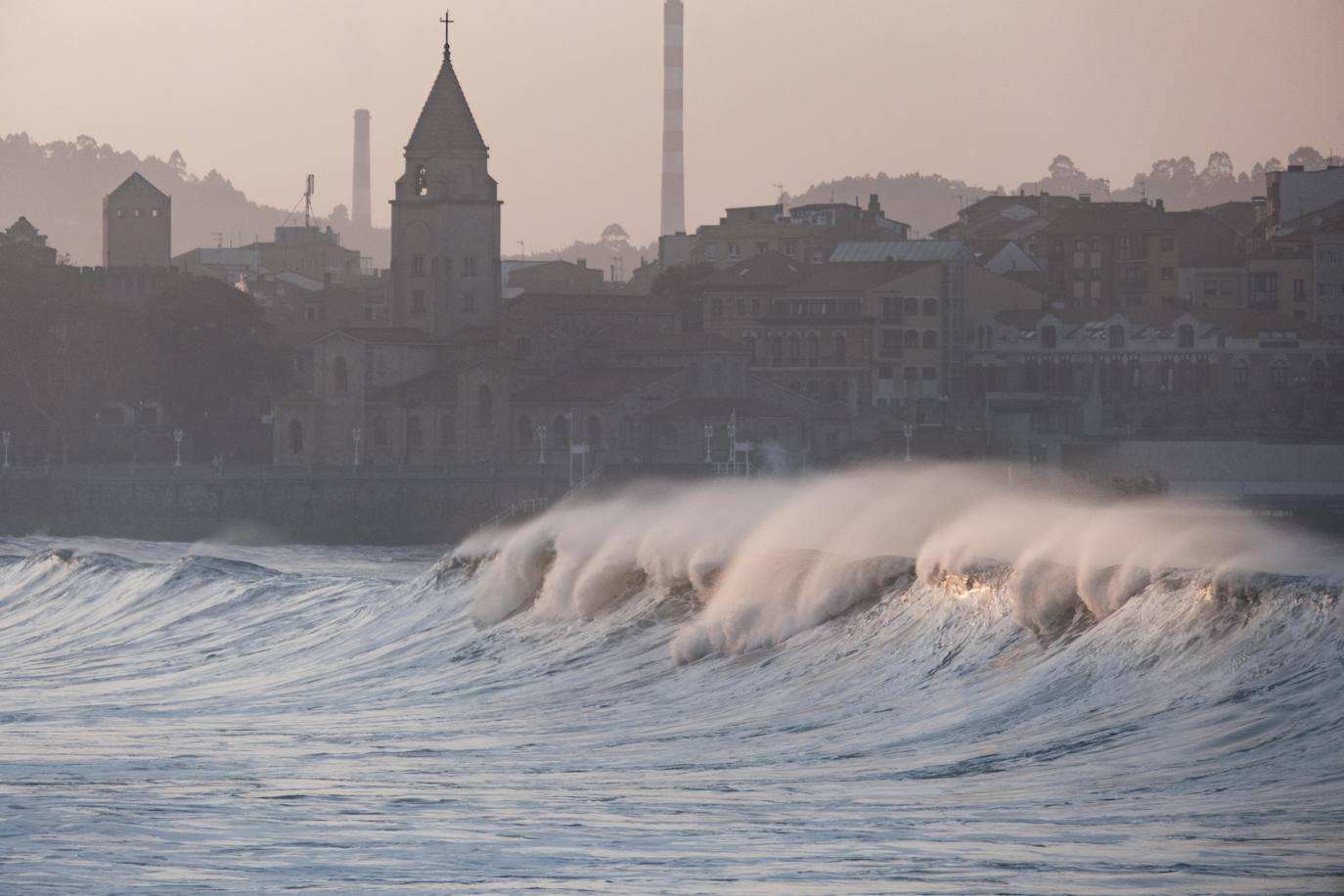 El fuerte oleaje registrado este jueves en Asturias levantó mucha expectación. Muchos curiosos se acercaron hasta la costa para comprobar olas de hasta siete metros. En algunos lugares del Principado llegaron a provocar daños en embarcaciones