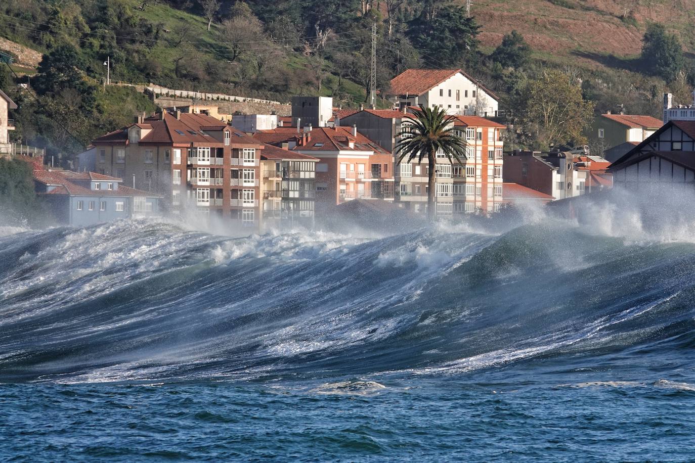 El fuerte oleaje registrado este jueves en Asturias levantó mucha expectación. Muchos curiosos se acercaron hasta la costa para comprobar olas de hasta siete metros. En algunos lugares del Principado llegaron a provocar daños en embarcaciones