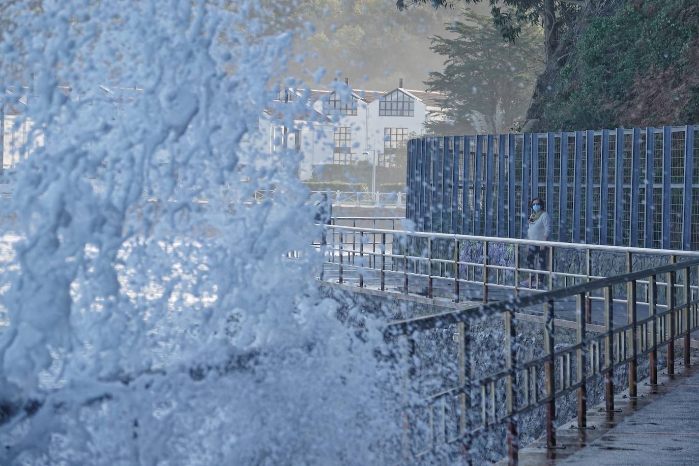 El fuerte oleaje registrado este jueves en Asturias levantó mucha expectación. Muchos curiosos se acercaron hasta la costa para comprobar olas de hasta siete metros. En algunos lugares del Principado llegaron a provocar daños en embarcaciones