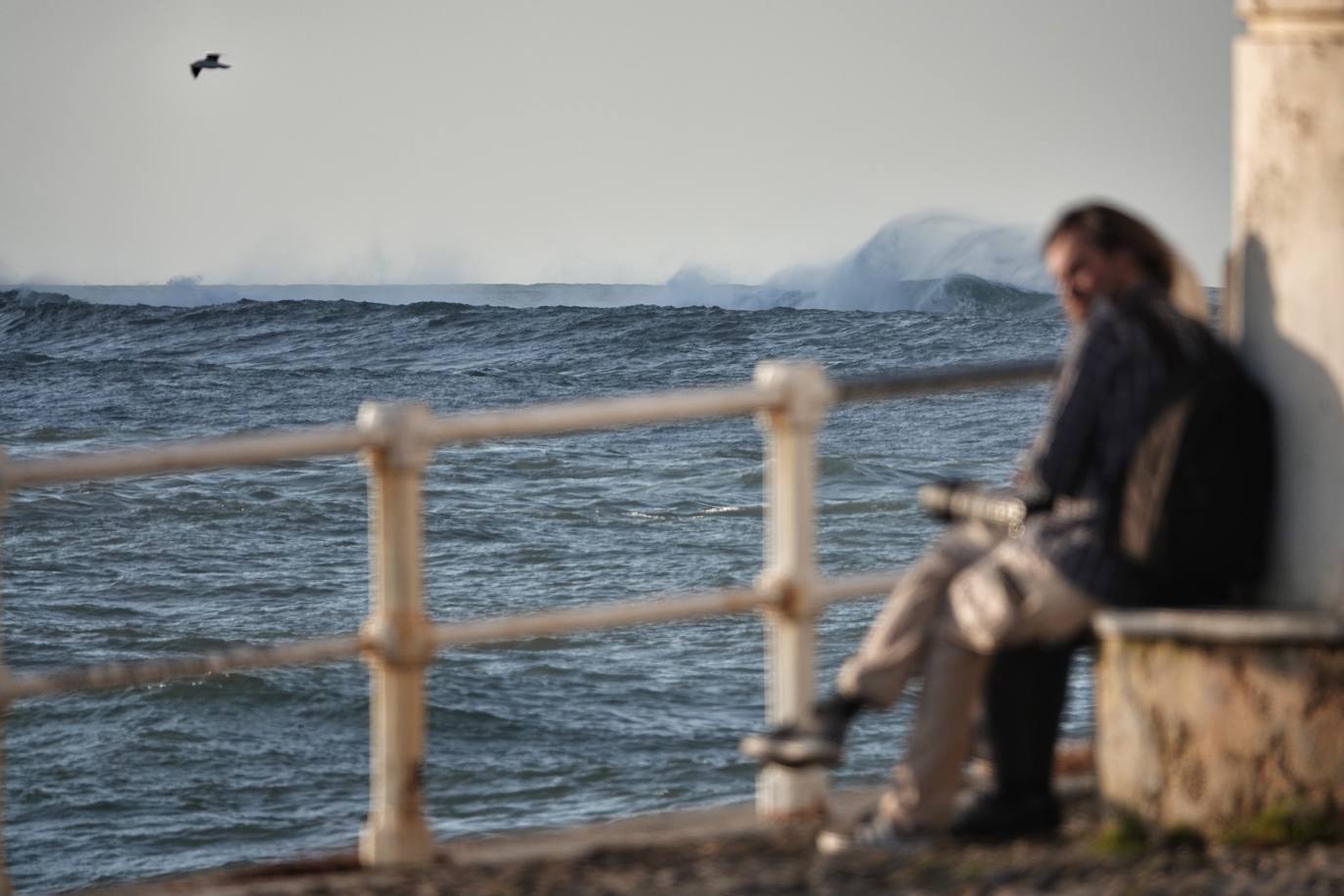 El fuerte oleaje registrado este jueves en Asturias levantó mucha expectación. Muchos curiosos se acercaron hasta la costa para comprobar olas de hasta siete metros. En algunos lugares del Principado llegaron a provocar daños en embarcaciones