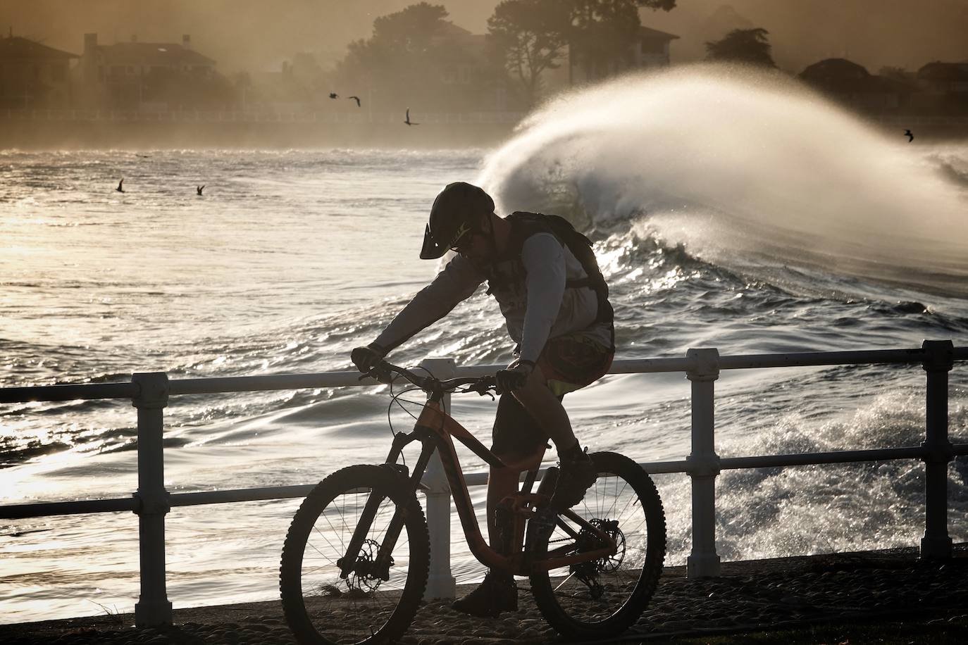 El fuerte oleaje registrado este jueves en Asturias levantó mucha expectación. Muchos curiosos se acercaron hasta la costa para comprobar olas de hasta siete metros. En algunos lugares del Principado llegaron a provocar daños en embarcaciones