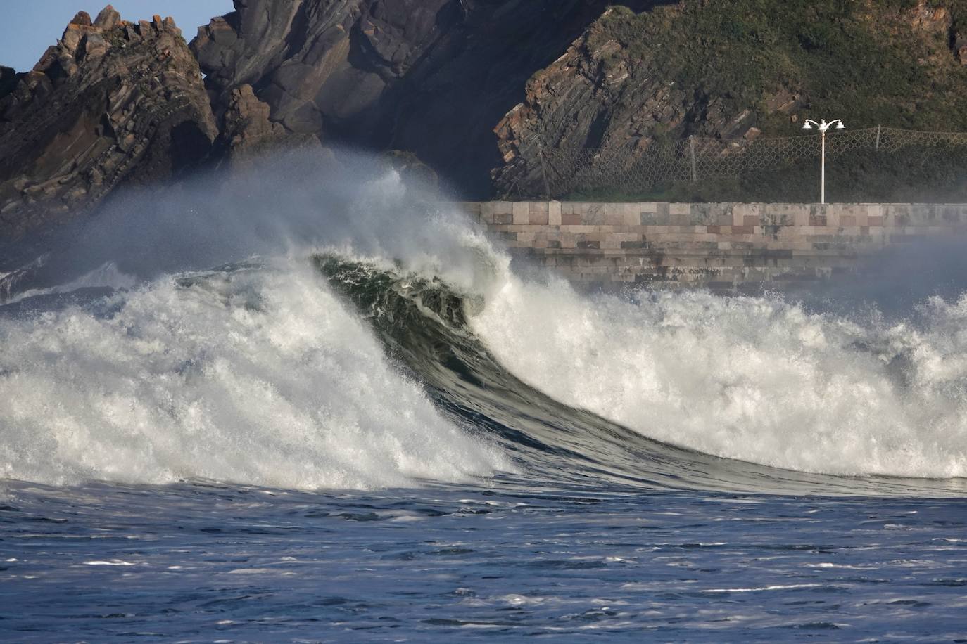 El fuerte oleaje registrado este jueves en Asturias levantó mucha expectación. Muchos curiosos se acercaron hasta la costa para comprobar olas de hasta siete metros. En algunos lugares del Principado llegaron a provocar daños en embarcaciones