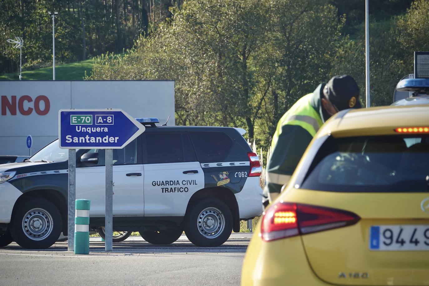 La Guardia Civil ha realizado controles de tráfico para asegurarse del cumplimiento del confinamiento perimetral decretado en el Principado de Asturias desde el pasado miércoles. 