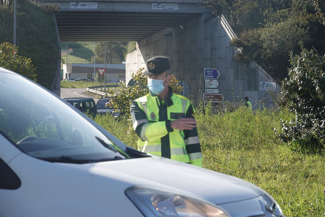 La Guardia Civil ha realizado controles de tráfico para asegurarse del cumplimiento del confinamiento perimetral decretado en el Principado de Asturias desde el pasado miércoles. 