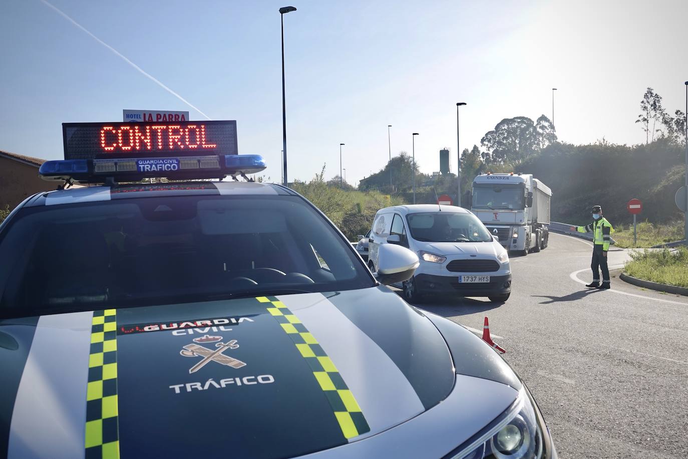 La Guardia Civil ha realizado controles de tráfico para asegurarse del cumplimiento del confinamiento perimetral decretado en el Principado de Asturias desde el pasado miércoles. 