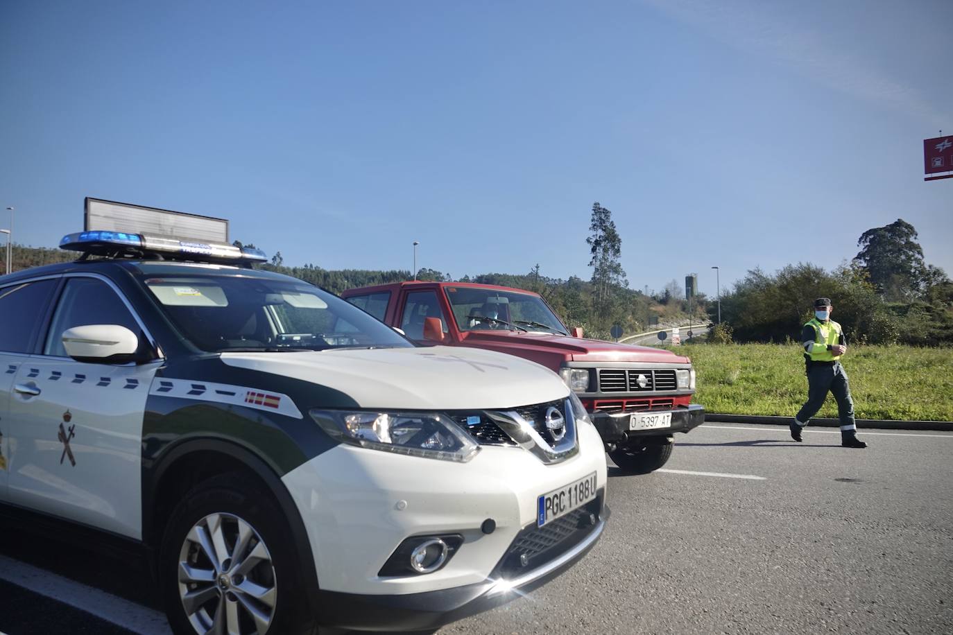 La Guardia Civil ha realizado controles de tráfico para asegurarse del cumplimiento del confinamiento perimetral decretado en el Principado de Asturias desde el pasado miércoles. 