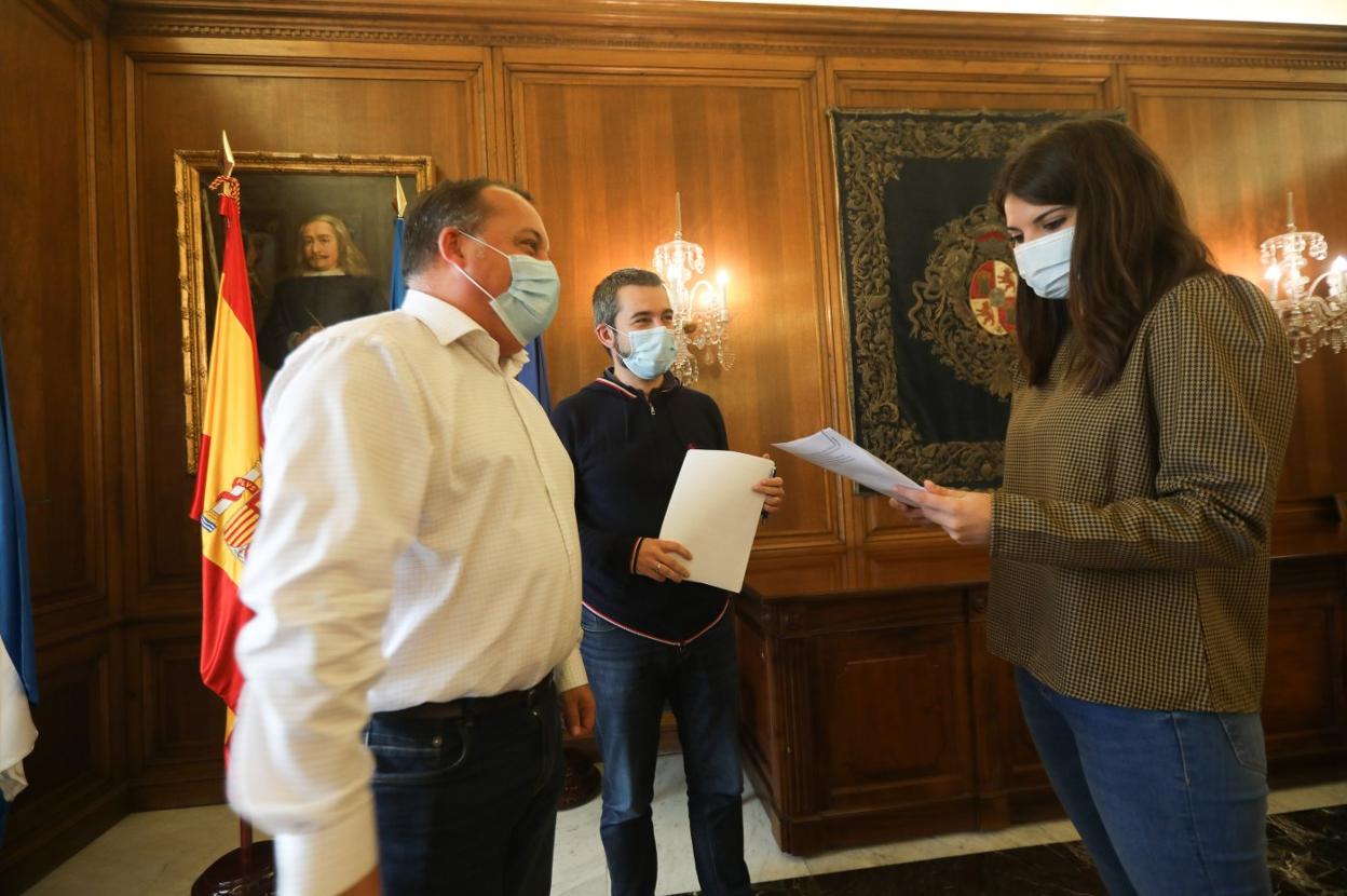 Los concejales Pelayo García, Manuel Campa y Raquel Ruiz conversan, ayer, en el salón de recepciones del Ayuntamiento. 