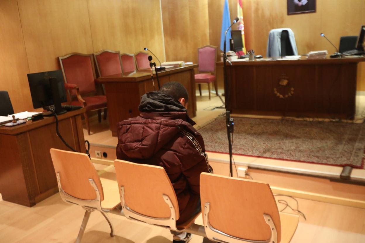 El joven condenado por la agresión sexual de Bustiello, en marzo del pasado año, al inicio del juicio. 