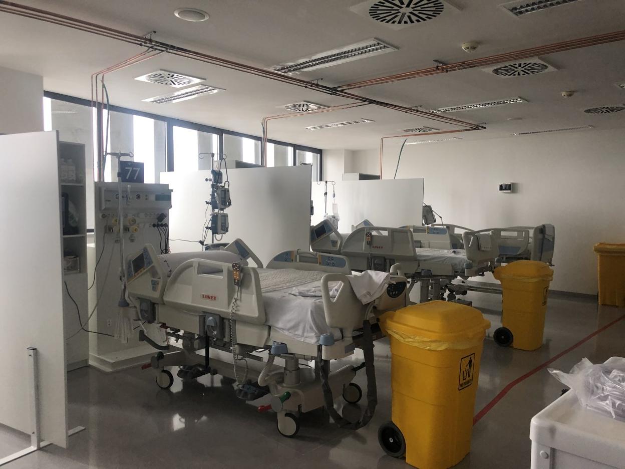 Nueva UCI que se habilitó en el HUCA en una zona próxima al helipuerto durante la primera ola y que se estrenó ayer. Es para pacientes no covid. 