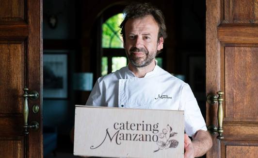 El 'dos estrellas' Nacho Manzano, con una de sus cajas. 