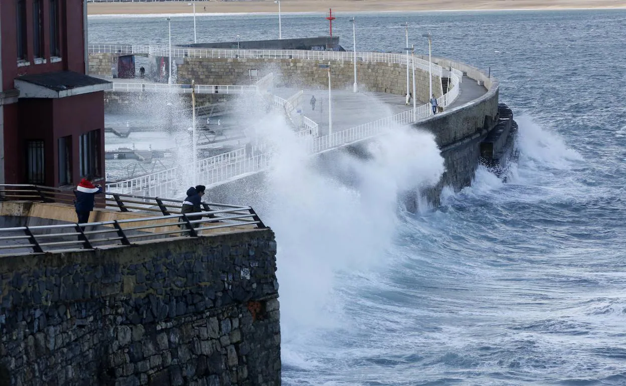 Tiempo en Asturias | El temporal de mar deja olas de nueve metros en Gijón