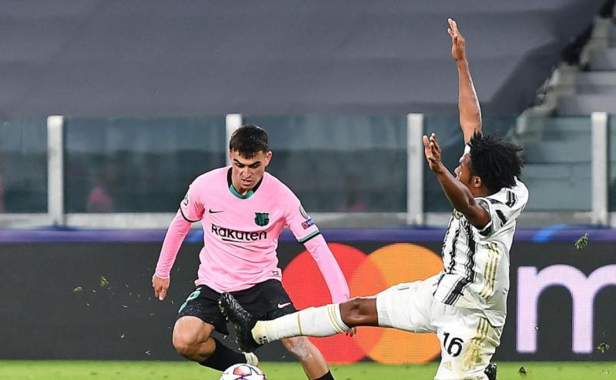 Pedri controla el balón frente a Juan Cuadrado durante el Juventus-Barça. 