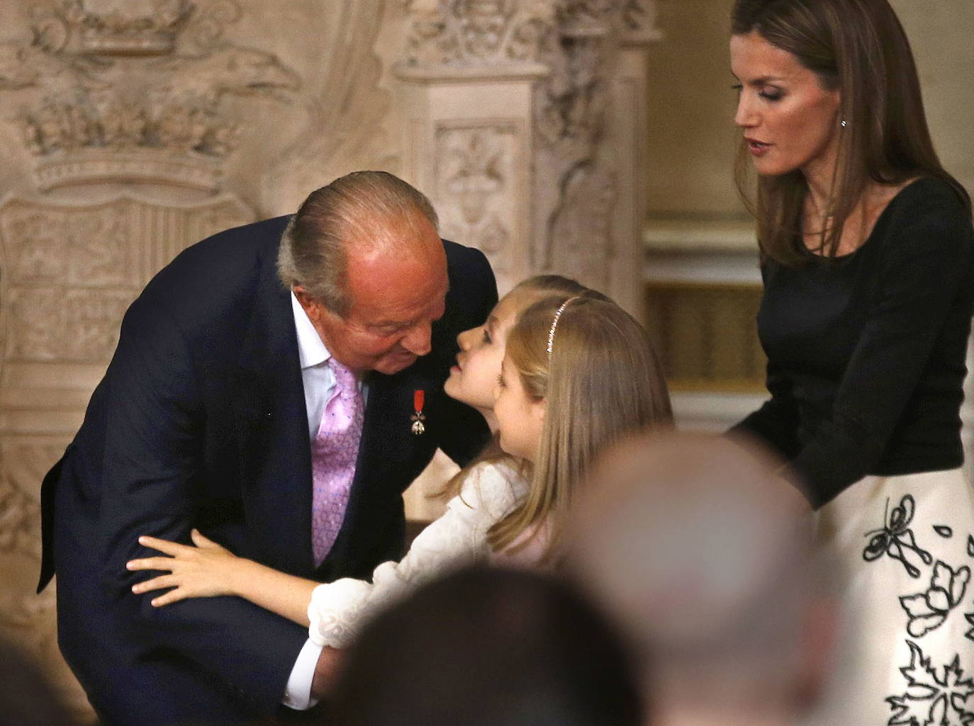 2014 | La princesa Leonor festeja este sábado, 31 de octubre, su 15 cumpleaños, edad que la aboca a una creciente actividad institucional condicionada temporalmente por la pandemia y en una tesitura desconocida hasta ahora por la Corona al ser diana de críticas que proceden incluso del Gobierno de coalición. Doña Leonor cumple 15 años dos semanas después de que por segunda vez entregara en Oviedo los Premios Princesa de Asturias, un escenario en el que sus palabras, sus gestos e incluso su vestuario (por vez primera con zapatos de tacón), denotaron que dejó atrás la niñez y avanza en el aprendizaje del papel que está llamada a desempeñar.