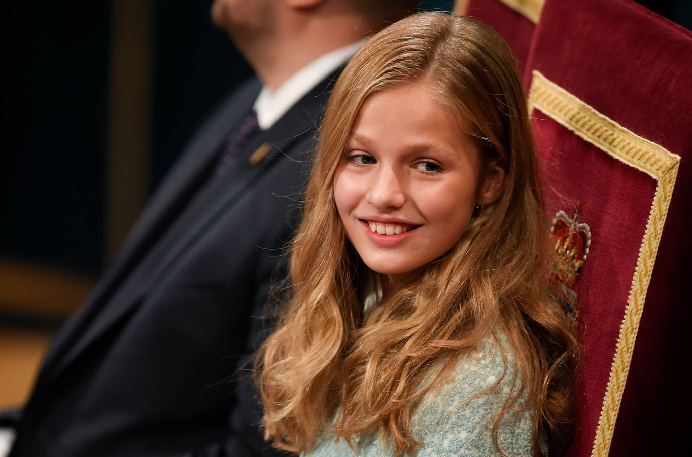 2019 | La princesa Leonor festeja este sábado, 31 de octubre, su 15 cumpleaños, edad que la aboca a una creciente actividad institucional condicionada temporalmente por la pandemia y en una tesitura desconocida hasta ahora por la Corona al ser diana de críticas que proceden incluso del Gobierno de coalición. Doña Leonor cumple 15 años dos semanas después de que por segunda vez entregara en Oviedo los Premios Princesa de Asturias, un escenario en el que sus palabras, sus gestos e incluso su vestuario (por vez primera con zapatos de tacón), denotaron que dejó atrás la niñez y avanza en el aprendizaje del papel que está llamada a desempeñar.