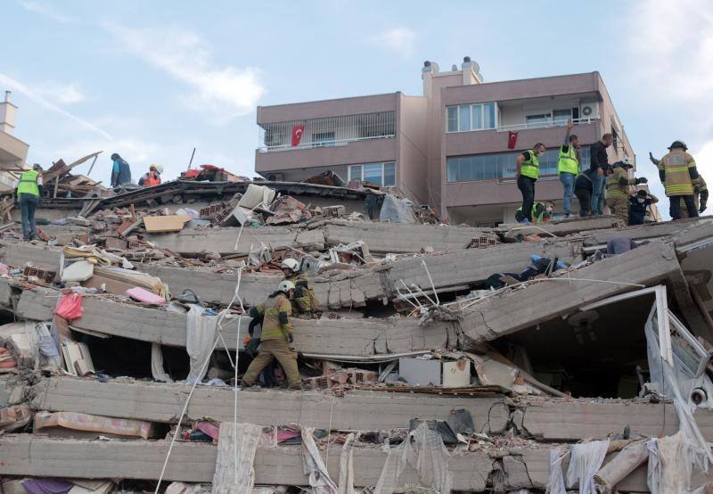 Un terremoto de magnitud entre 6,6 y 6,8 en la escala de Richter sacudió este viernes la isla griega de Samos, en el este de país, y la costa egea de Turquía.