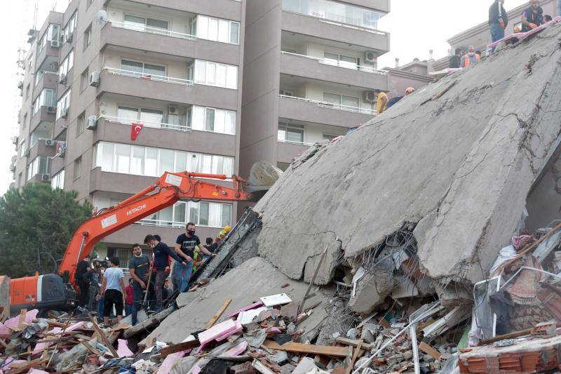 Un terremoto de magnitud entre 6,6 y 6,8 en la escala de Richter sacudió este viernes la isla griega de Samos, en el este de país, y la costa egea de Turquía.