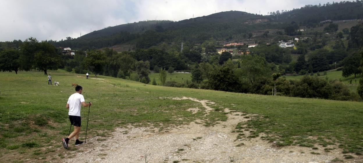 Paseantes en la falda del Naranco, por donde dicurriría el trazado de la Ronda Norte. 