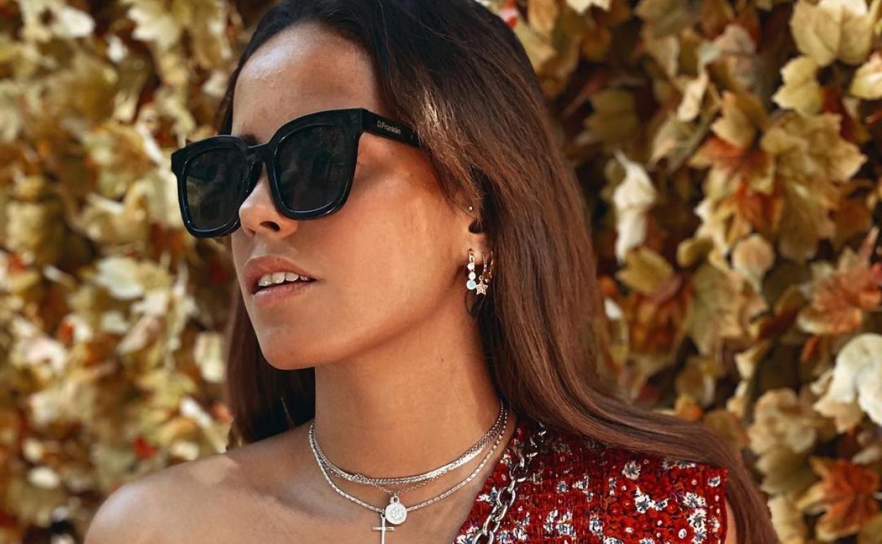 Gloria Camila comienza su carrera como actriz. 