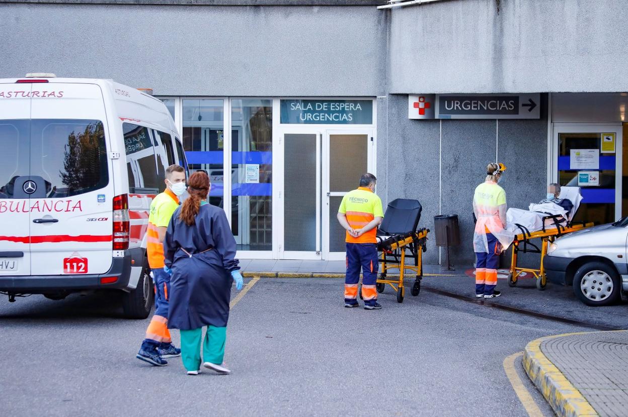 Varios pacientes fueron trasladados a otros centros como Cruz Roja y el Credine por la situación de colapso y continuos ingresos. 