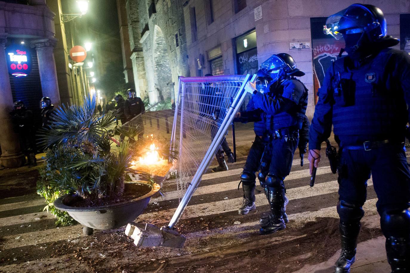 Más de un centenar de contenedores quemados, daños a vehículos mobiliario urbano es el balance de una violenta protesta contra las restricciones del estado de alarma registrada en el barrio de Gamonal, en Burgos. También en Barcelona se han producido enfrentamientos entre negacionistas de la covid y policías. Hay, al menos, una docena de detenidos y una veintena de heridos.