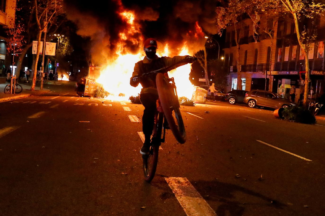 Más de un centenar de contenedores quemados, daños a vehículos mobiliario urbano es el balance de una violenta protesta contra las restricciones del estado de alarma registrada en el barrio de Gamonal, en Burgos. También en Barcelona se han producido enfrentamientos entre negacionistas de la covid y policías. Hay, al menos, una docena de detenidos y una veintena de heridos.