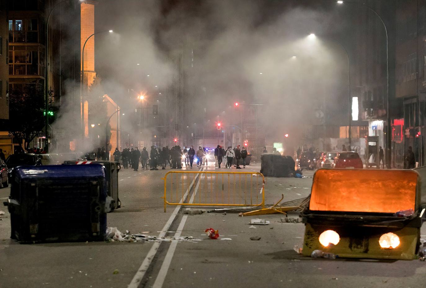 Más de un centenar de contenedores quemados, daños a vehículos mobiliario urbano es el balance de una violenta protesta contra las restricciones del estado de alarma registrada en el barrio de Gamonal, en Burgos. También en Barcelona se han producido enfrentamientos entre negacionistas de la covid y policías. Hay, al menos, una docena de detenidos y una veintena de heridos.