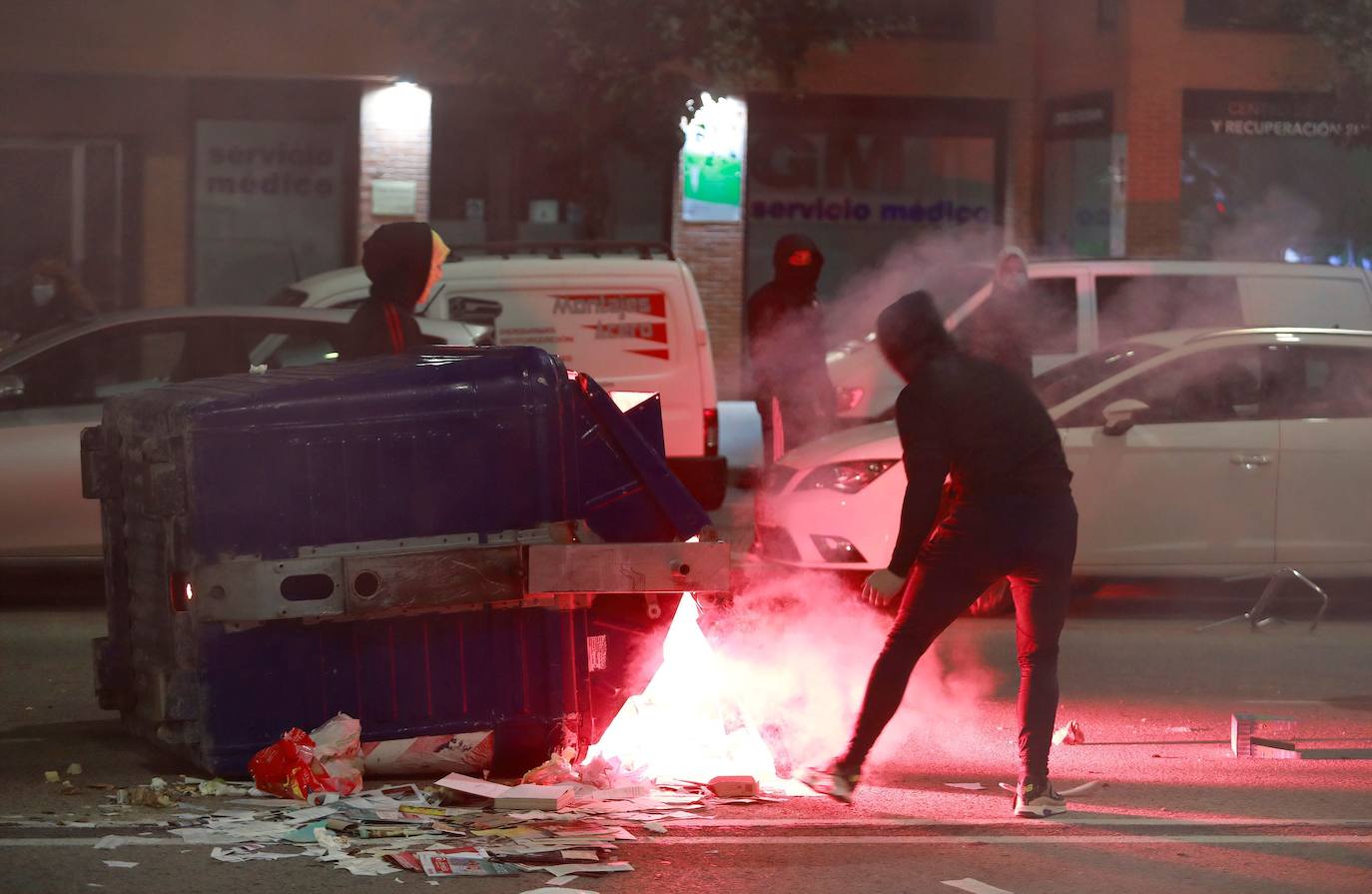 Más de un centenar de contenedores quemados, daños a vehículos mobiliario urbano es el balance de una violenta protesta contra las restricciones del estado de alarma registrada en el barrio de Gamonal, en Burgos. También en Barcelona se han producido enfrentamientos entre negacionistas de la covid y policías. Hay, al menos, una docena de detenidos y una veintena de heridos. En Santander, los altercados dejan un policía herido y varios contenedores arrasados. 