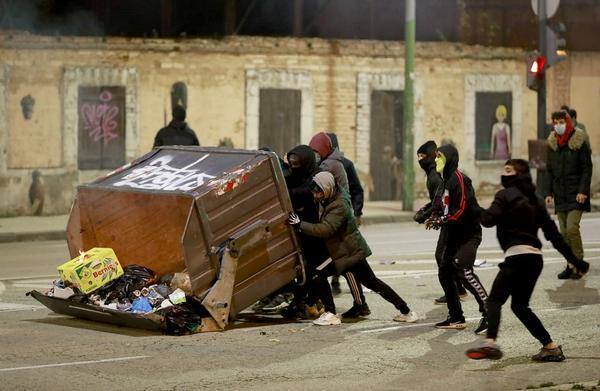 Más de un centenar de contenedores quemados, daños a vehículos mobiliario urbano es el balance de una violenta protesta contra las restricciones del estado de alarma registrada en el barrio de Gamonal, en Burgos. También en Barcelona se han producido enfrentamientos entre negacionistas de la covid y policías. Hay, al menos, una docena de detenidos y una veintena de heridos.