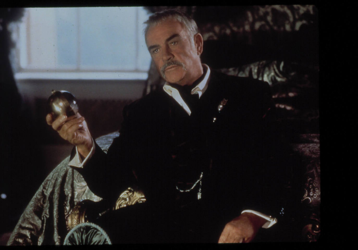 El actor escocés Sean Connery ha fallecido a los 90 años. Ganador de un Oscar por su interpretación en 'Los Intocables de Eliot Ness', deja una larga lista de títulos, pero siempre será eterno su papel como el agente James Bond. 